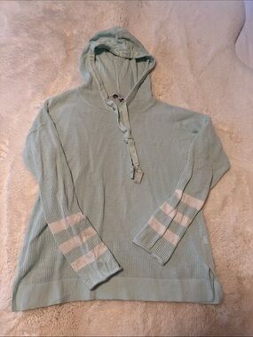 Women’s Lightweight Hooded Sweater in Light Mint